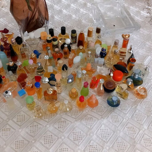 Vintage collectible perfume samples 90's like new, 100 glass bottles