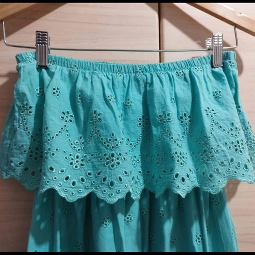 Strapless green dress used with guipure details