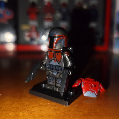 Mandalorian Super Commando (V2) minifigure with accessories