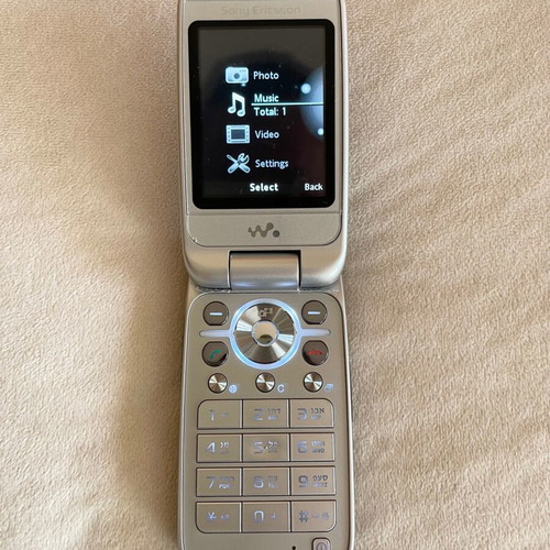 Sony Ericsson Z750i phone new in original box