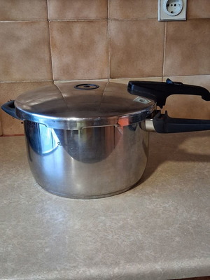 Fissler Pressure Cooker 10 Liters Like New