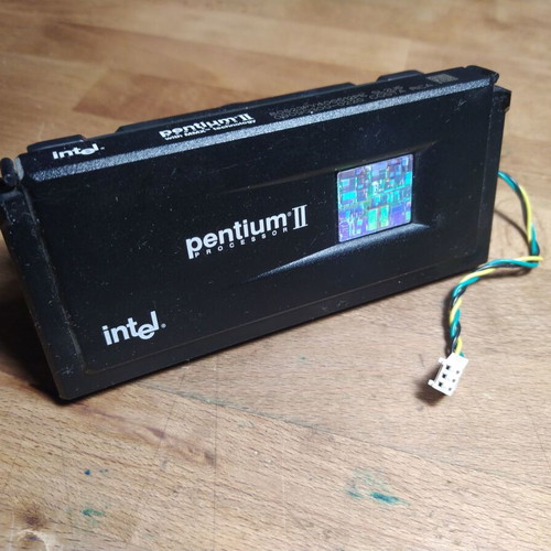 Intel Pentium II 400MHz Slot 1 processor with heatsink