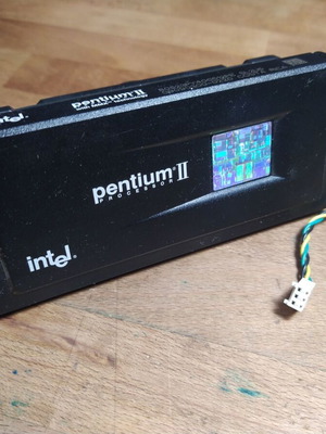 Intel Pentium II 400MHz Slot 1 processor with heatsink