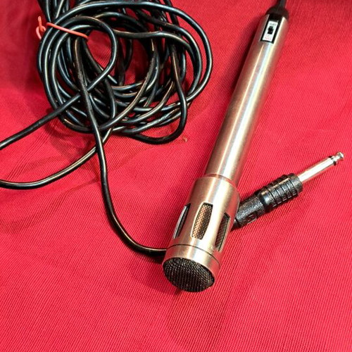 Electret microphone used, works with 2 AA batteries