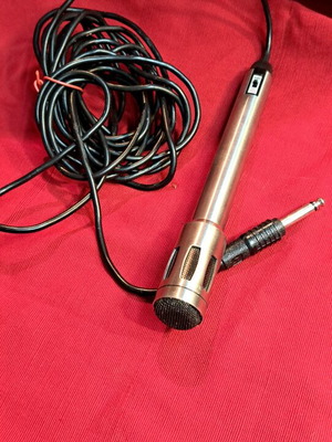 Electret microphone used, works with 2 AA batteries