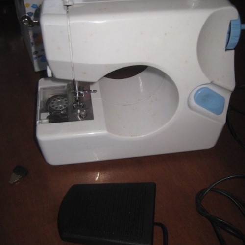 CHILDREN'S BATTERY SEWING MACHINE