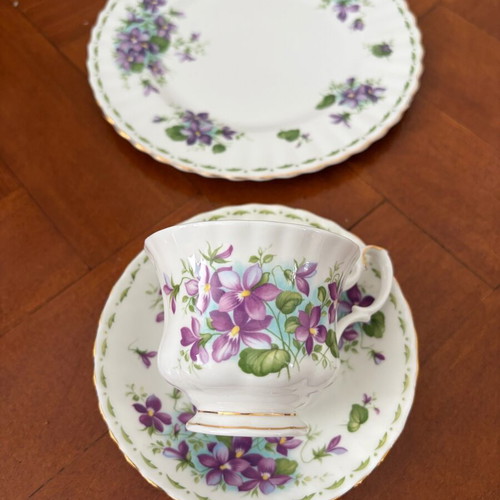 Royal Albert February trios collectible like new, 21 cm plate