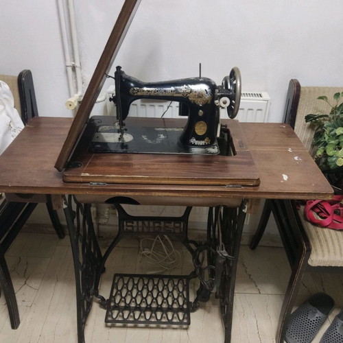 Singer sewing machine used vintage, authentic from 1910