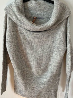 Gray pullover new, turtleneck, one size