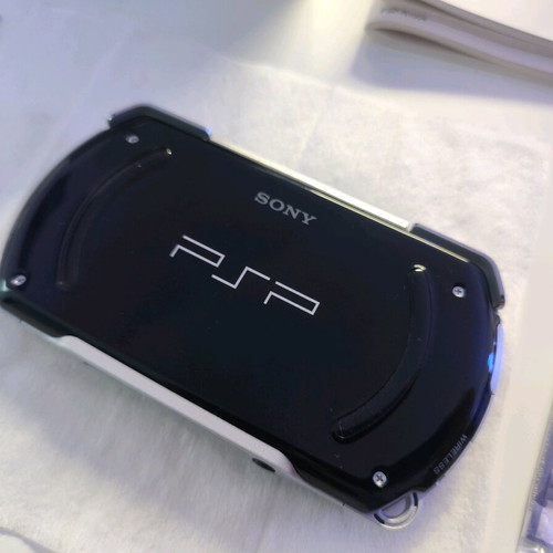 PSP Go like new, mint condition handheld console
