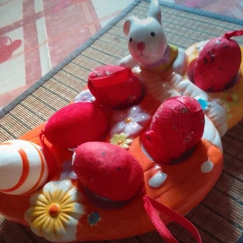 Easter decorative ceramic egg holder like new with 7 slots