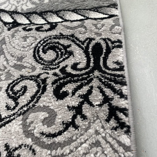 Large black and white rug like new, 2.30x1.90 m