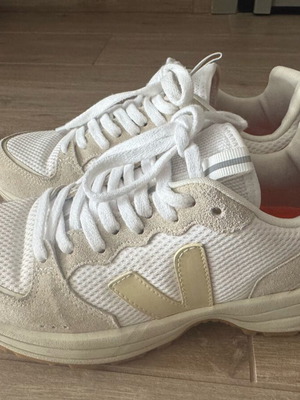Veja Venturi II shoes like new, size 39, white and beige