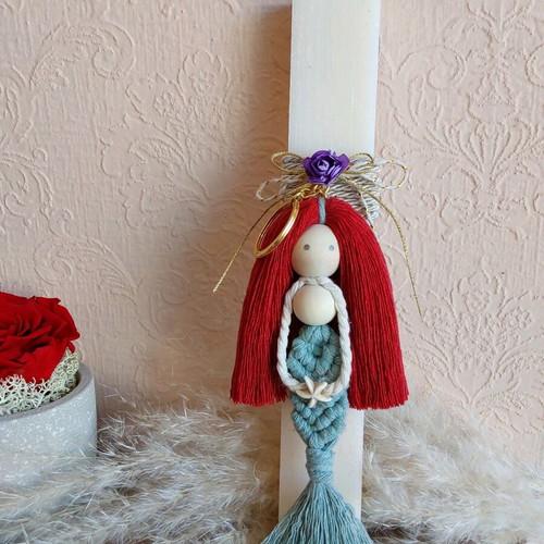 Scented candle with handmade macrame mermaid keychain