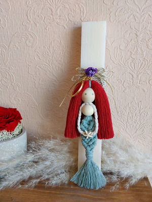 Scented candle with handmade macrame mermaid keychain