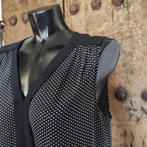 Sleeveless Polka Dot Blouse V-Neck casual chic top large, like new