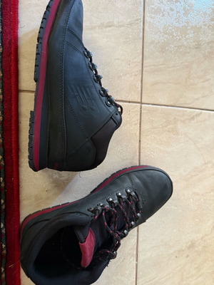 Μποτάκια New Balance 43 σαν καινούργια, μαύρο και κόκκινο