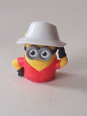 Φιγούρα Kinder Minion με λευκό καουμπόικο καπέλο μεταχειρισμένη