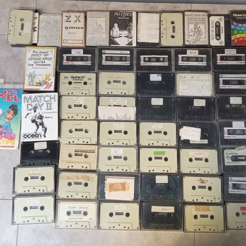 Collectible pack of 50 cassette videogame programs ZX Spectrum Commodore used, 1980s