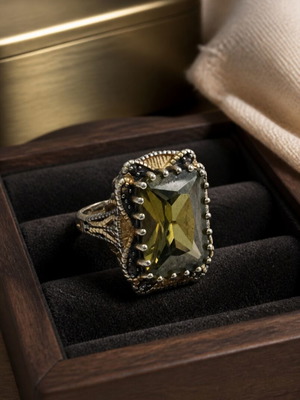 Vintage ring 9K gold & 925 silver like new with green stone