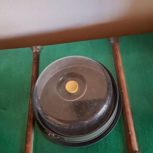 Cake mold used with lid