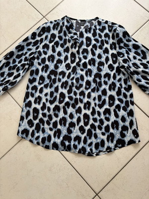 Shein shirt with blue leopard print like new, size M