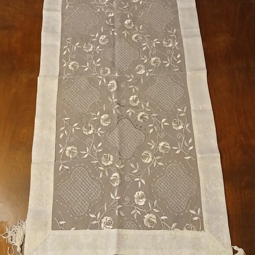 Embossed table runner like new 0.95x0.45