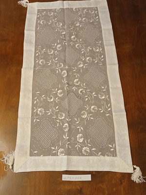 Embossed table runner like new 0.95x0.45