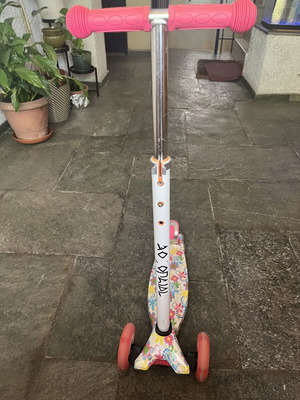 Children's three-wheel scooter used with adjustable handlebar