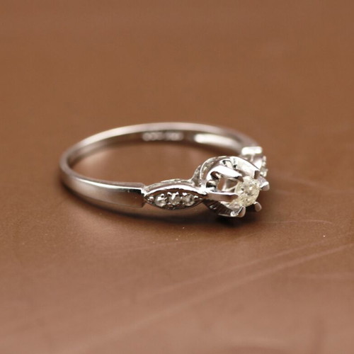 18K White Gold Solitaire Ring with Brilliant Cut Diamond used