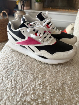Reebok women's sneakers size 39 like new, white and pink