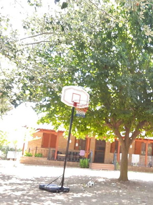 Basketball hoop like new with telescopic metal frame for adults and kids