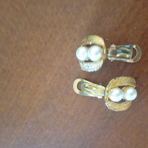 Earrings with double pearl and clip, like new, large