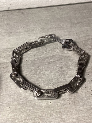 Stainless steel chain solid like new 25.71g