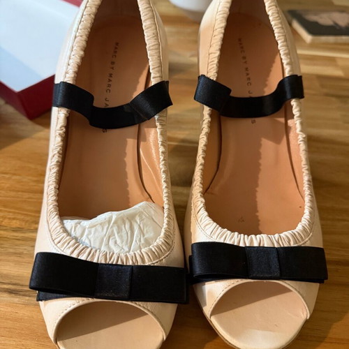 Γόβες Marc by Marc Jacobs Νο 40 σαν καινούργιο, εκρού με μαύρους φιόγκους