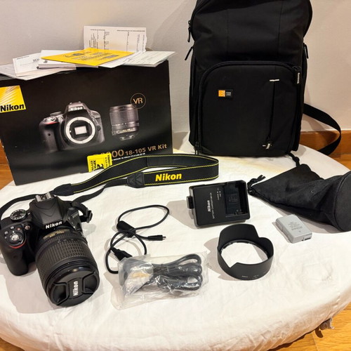 Nikon D3300 DSLR with AF-S DX NIKKOR 18-105mm VR lens like new