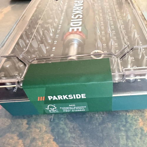 Screwdriver with interchangeable bits