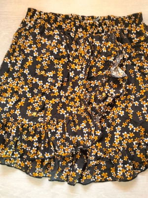 Attrattivo floral skirt like new, black with yellow flowers, size M
