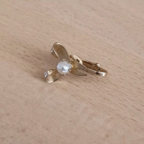 Single gold-plated vintage earring with real pearl used