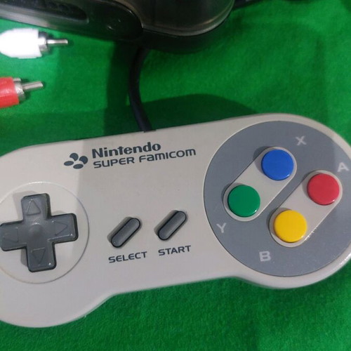 Super Nintendo Famicom (Japanese) like new with all cables and original controller