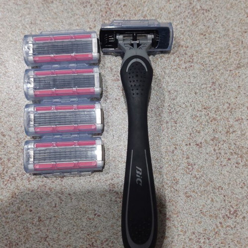 BiG razor with 4 blades plus 1 gift new
