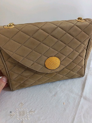 Beige fabric women's shoulder bag like new with gold chain
