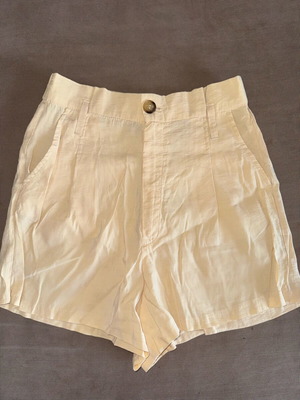 Zara women's beige shorts like new, size XS