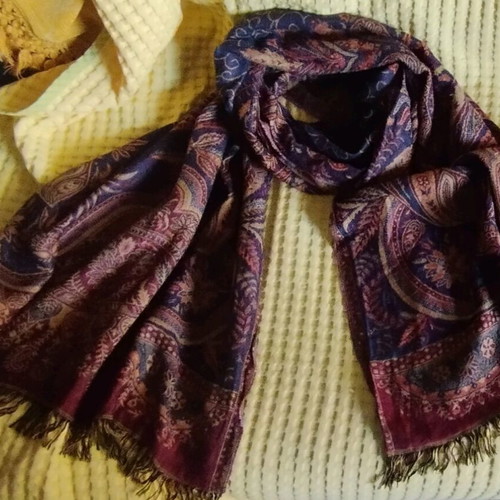 Back scarf like new with blue and burgundy colors