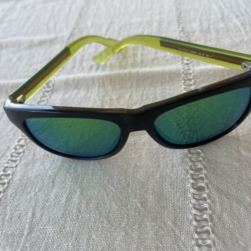 Gucci sunglasses unisex with green mirror lenses and black frame like new
