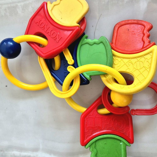 Plastic rattle used, gift from the Nounou