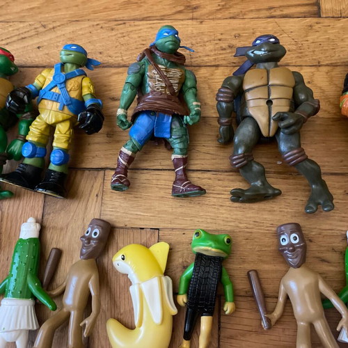 Collectible children's toys pack like new, 23 pieces