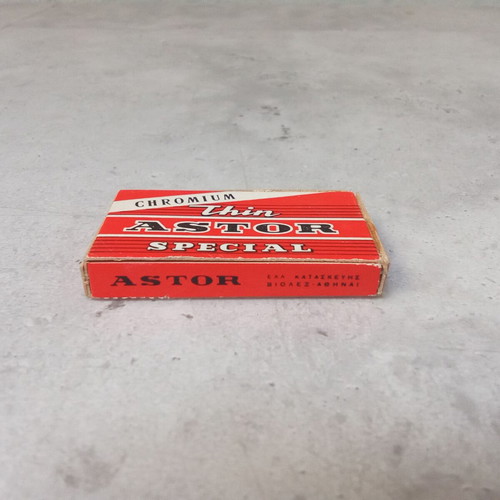 Package of vintage Thin Astro Special collectible razors new, 1980s
