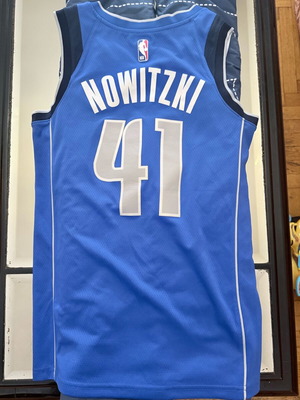 NBA Dirk Nowitzki Dallas jersey like new, size 40 small
