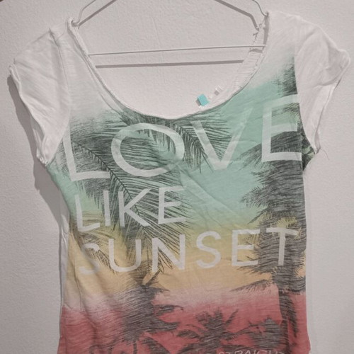 Bershka t-shirt like new, multicolored with nice back opening